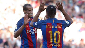 Former Barcelona's Brazilian forward Ronaldinho (R) and former Barcelona's Brazilian midfielder Rivaldo. (Photo credit PAU BARRENA/AFP via Getty Images)