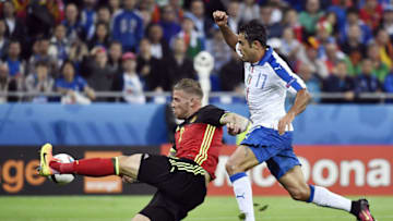 Belgium's defender Toby Alderweireld (L) is challenged by Italy's Eder during the Euro 2016 group E football match between Belgium and Italy at the Parc Olympique Lyonnais stadium in Lyon on June 13, 2016. / AFP / jeff pachoud (Photo credit should read JEFF PACHOUD/AFP/Getty Images)