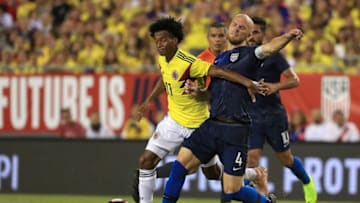 TAMPA, FL - OCTOBER 11: Michael Bradley #24 of Unites States and Juan Cuadrado #11 of Colombia fight for the ball during an International Friendly at Raymond James Stadium on October 11, 2018 in Tampa, Florida. (Photo by Mike Ehrmann/Getty Images)