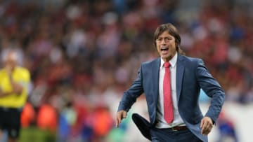 GUADALAJARA, MEXICO - APRIL 20: Matias Almeyda coach of Chivas gives instructions to his players during the 16th round match between Atlas and Chivas as part of the Torneo Clausura 2018 LIGA MX at Jalisco Stadium on April 20, 2018 in Guadalajara, Mexico. (Photo by Refugio Ruiz/Getty Images)