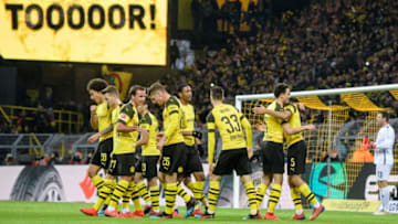 DORTMUND, GERMANY - JANUARY 26: Players of Dortmund celebrate the 1-0 lead during the Bundesliga match between Borussia Dortmund and Hannover 96 at the Signal Iduna Park on January 26, 2019 in Dortmund, Germany. (Photo by Jörg Schüler/Getty Images)
