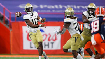Sep 26, 2020; Syracuse, New York, USA; Georgia Tech Yellow Jackets quarterback Jeff Sims (10) passes the ball to running back Jahmyr Gibbs (21) against the Syracuse Orange during the fourth quarter at the Carrier Dome. Mandatory Credit: Rich Barnes-USA TODAY Sports
