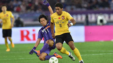 YOKOHAMA, JAPAN - DECEMBER 20: Paulinho (R) of Guangzhou Evergrande FC and Hisato Sato of Sanfrecce Hiroshimacompete for the ball during the 3rd place match between Sanfrecce Hiroshima and Guangzhou Evergrande FC at International Stadium Yokohama on December 20, 2015 in Yokohama, Japan. (Photo by Atsushi Tomura/Getty Images)