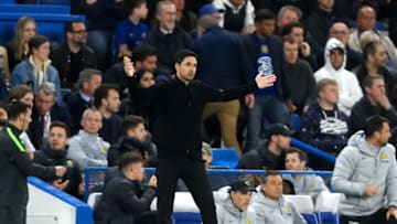 LONDON, ENGLAND - APRIL 20: Mikel Arteta, Manager of Arsenal gives their team instructions during the Premier League match between Chelsea and Arsenal at Stamford Bridge on April 20, 2022 in London, England. (Photo by Mike Hewitt/Getty Images)