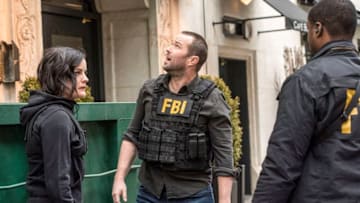 BLINDSPOT -- "Defection" Episode 321-- Pictured: (l-r) Jaimie Alexander as Jane Doe, Sullivan Stapleton as Kurt Weller -- (Photo by: David Giesbrecht/NBC)