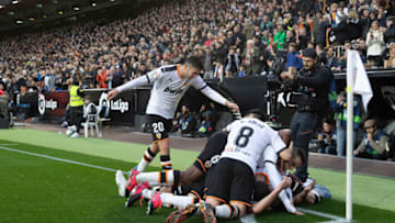 VALENCIA, SPAIN - JANUARY 25: (BILD ZEITUNG OUT) Maxi Gómez of FC Valencia celebrates his goal with team mates during the La Liga Santander match between Valencia v FC Barcelona at the Estadio de Mestalla on January 25, 2020 in Valencia Spain. (Photo by TF-Images/Getty Images)