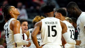 Cincinnati Bearcats head coach Wes Miller talks to the team against SMU Mustangs. The Enquirer.