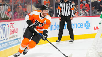 PHILADELPHIA, PA - NOVEMBER 20: Sean Couturier #14 of the Philadelphia Flyers controls the puck against the Boston Bruins in the first period at the Wells Fargo Center on November 20, 2021 in Philadelphia, Pennsylvania. (Photo by Mitchell Leff/Getty Images)