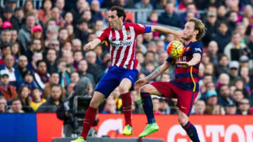 BARCELONA, SPAIN - JANUARY 30: Diego Godin (L) of Club Atletico de Madrid and Ivan Rakitic of FC Barcelona fight for the ball during the La Liga match between FC Barcelona and Club Atletico de Madrid at Camp Nou on January 30, 2016 in Barcelona, Spain. (Photo by Alex Caparros/Getty Images)