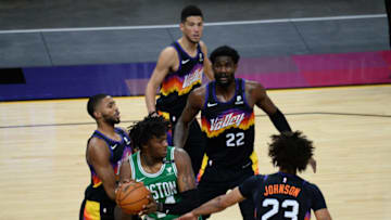 Phoenix Suns surround Robert Williams of the Celtics (Photo by Joe Camporeale-USA TODAY Sports)