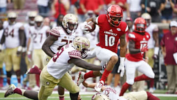 Sep 17, 2016; Louisville, KY, USA; Louisville Cardinals cornerback Jaire Alexander (10) avoids the tackles of Florida State Seminoles place kicker Logan Tyler (21) and linebacker Ro