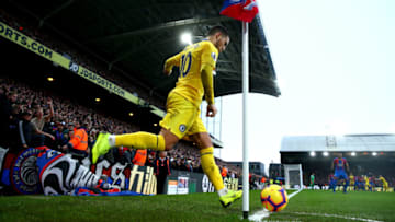 LONDON, ENGLAND - DECEMBER 30: Eden Hazard of Chelsea takes a corner kick during the Premier League match between Crystal Palace and Chelsea FC at Selhurst Park on December 30, 2018 in London, United Kingdom. (Photo by Jordan Mansfield/Getty Images)