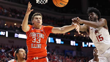 Mar 16, 2023; Des Moines, IA, USA; Illinois Fighting Illini forward Coleman Hawkins (33) reaches for the ball against Arkansas Razorbacks forward Makhi Mitchell (15) during the first half at Wells Fargo Arena. Mandatory Credit: Reese Strickland-USA TODAY Sports