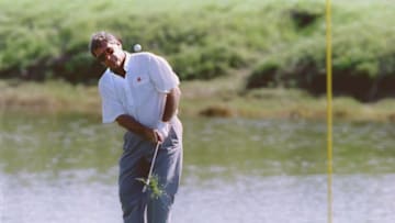 25 MAR 1994: FUZZY ZOELLER CHIPS ONTO THE 18TH GREEN DURING THE RAIN DELAYED SECOND ROUND OF THE PLAYERS CHAMPIONSHIP AT TPC SAWGRASS, PONTE VEDRA, FL. ZOELLER''S 5-UNDER 67 MOVED HIM INTO THE MID-DAY LEAD AT 11-UNDER Mandatory Credit: Gary Newkirk/ALLSP