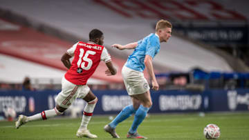 LONDON, ENGLAND - JULY 18: Ainsley Maitland-Niles of Arsenal and Kevin De Bruyne of Manchester City in action during the FA Cup Semi Final match between Arsenal and Manchester City at Wembley Stadium on July 18, 2020 in London, England. (Photo by Sebastian Frej/MB Media/Getty Images)