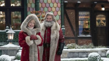THE CHRISTMAS CHRONICLES: PART TWO (L to R) GOLDIE HAWN as MRS. CLAUS, KURT RUSSELL as SANTA CLAUS in THE CHRISTMAS CHRONICLES: PART TWO. Cr. JOSEPH LEDERER/NETFLIX © 2020
