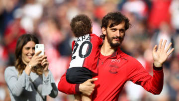 SOUTHAMPTON, ENGLAND - MAY 13: Manolo Gabbiadini of Southampton enjoys the lap of honour with his child after the the Premier League match between Southampton and Manchester City at St Mary's Stadium on May 13, 2018 in Southampton, England. (Photo by Clive Mason/Getty Images)