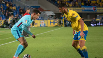 Las Palmas' Argentinian forward Jonathan Calleri (R) vies with Barcelona's Brazilian midfielder Philippe Coutinho (L) during the Spanish league football match UD Las Palmas vs FC Barcelona at the Gran Canaria stadium in Las Palmas de Gran Canaria on March 01, 2018. / AFP PHOTO / DESIREE MARTIN (Photo credit should read DESIREE MARTIN/AFP/Getty Images)
