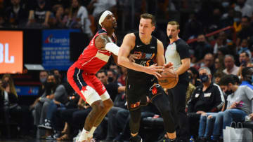 Kentavious Caldwell-Pope #1 of the Washington Wizards defends Duncan Robinson #55 of the Miami Heat (Photo by Eric Espada/Getty Images)