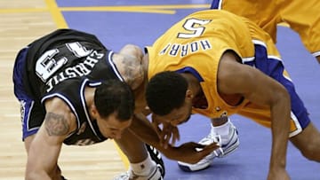 Doug Christie (L) of the Sacramento Kings and Robert Horry (R) of the Los Angeles Lakers go after the ball during Game 3 of the Western Conference Finals at the Staples Center in Los Angeles 24 May, 2002. The best-of-seven series is tied 1-1. AFP PHOTO Robert SULLIVAN (Photo by ROBERT SULLIVAN / AFP) (Photo by ROBERT SULLIVAN/AFP via Getty Images)