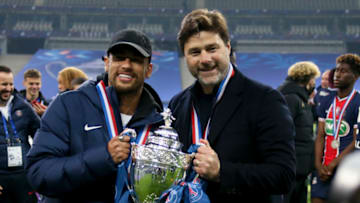 PARIS, FRANCE - MAY 19: Neymar Jr of PSG, coach of PSG Mauricio Pochettino celebrate following the French Cup Final match between Paris Saint-Germain (PSG) and AS Monaco (ASM) at Stade de France on May 19, 2021 in Saint-Denis near Paris, France. (Photo by John Berry/Getty Images)