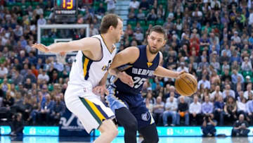 Nov 14, 2016; Salt Lake City, UT, USA; Utah Jazz forward Joe Ingles (2) defends against Memphis Grizzlies forward Chandler Parsons (25) during the first half at Vivint Smart Home Arena. Mandatory Credit: Russ Isabella-USA TODAY Sports
