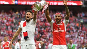 LONDON, ENGLAND - MAY 27: Olivier Giroud of Arsenal and Theo Walcott of Arsenal celebrate with the trophy after The Emirates FA Cup Final between Arsenal and Chelsea at Wembley Stadium on May 27, 2017 in London, England. (Photo by Laurence Griffiths/Getty Images)