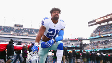 PHILADELPHIA, PA - DECEMBER 31: Running back Ezekiel Elliott #21 of the Dallas Cowboys takes a knee before playing against the Philadelphia Eagles during the first quarter of the game at Lincoln Financial Field on December 31, 2017 in Philadelphia, Pennsylvania. (Photo by Mitchell Leff/Getty Images)