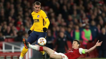 LONDON, ENGLAND - APRIL 26: Antoine Griezmann of Atletico Madrid goes past Laurent Koscielny of Arsenal on his way to scoring his sides first goal during the UEFA Europa League Semi Final leg one match between Arsenal FC and Atletico Madrid at Emirates Stadium on April 26, 2018 in London, United Kingdom. (Photo by Richard Heathcote/Getty Images)