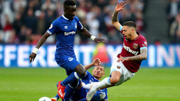 LONDON, ENGLAND - MARCH 30: Manuel Lanzini of West Ham United is challenged by Idrissa Gueye and Richarlison of Everton during the Premier League match between West Ham United and Everton FC at London Stadium on March 30, 2019 in London, United Kingdom. (Photo by Catherine Ivill/Getty Images)