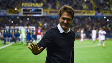 BUENOS AIRES, ARGENTINA - NOVEMBER 03: Guillermo Barros Schelotto coach of Boca Juniors greets before a match between Boca Juniors and Tigre as part of Superliga 2018/19 at Estadio Alberto J. Armando on November 3, 2018 in Buenos Aires, Argentina. (Photo by Marcelo Endelli/Getty Images)