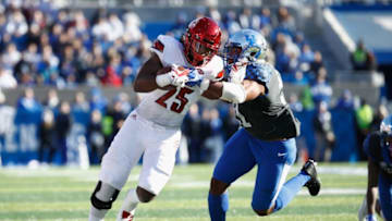 LEXINGTON, KY - NOVEMBER 25: Dae Williams #25 of the Louisville Cardinals runs with the ball against the Kentucky Wildcats during the game at Commonwealth Stadium on November 25, 2017 in Lexington, Kentucky. (Photo by Andy Lyons/Getty Images)