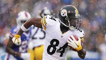 ORCHARD PARK, NY - DECEMBER 11: Antonio Brown #84 of the Pittsburgh Steelers runs with the ball after a catch against the Buffalo Bills during the second half at New Era Field on December 11, 2016 in Orchard Park, New York. (Photo by Brett Carlsen/Getty Images)
