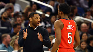 New Orleans Pelicans head couch Willie Green talks with forward Herbert Jones (5). Mandatory Credit: Kim Klement-USA TODAY Sports