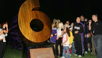 SACRAMENTO, CA - OCTOBER 8: Mike Bibby #10 (R) and Peja Stojakovic #16 help unveil a sixth man statue as the Sacramento Kings host Fandemonium at ARCO Arena on October 8, 2005 in Sacramento, California. NOTE TO USER: User expressly acknowledges and agrees that, by downloading and/or using this Photograph, User is consenting to the terms and conditions of the Getty Images License Agreement. Mandatory Copyright Notice: Copyright 2005 NBAE (Photo by Rocky Widner/NBAE via Getty Images)