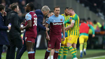 LONDON, ENGLAND - JANUARY 25: David Moyes, Manager of West Ham United gives instructions to Mark Noble of West Ham United during the FA Cup Fourth Round match between West Ham United and West Bromwich Albion at The London Stadium on January 25, 2020 in London, England. (Photo by Stephen Pond/Getty Images)