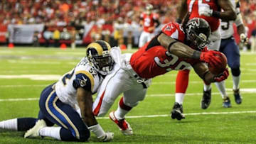 Sep 15, 2013; Atlanta, GA, USA; Atlanta Falcons running back Steven Jackson (39) runs with the ball for a touchdown with defense by St. Louis Rams linebacker Alec Ogletree (52) in the first quarter at the Georgia Dome. Mandatory Credit: Daniel Shirey-USA TODAY Sports