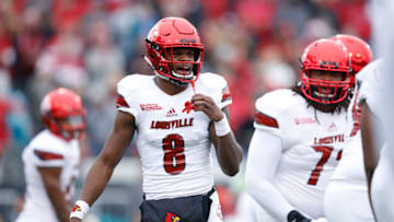 JACKSONVILLE, FL - DECEMBER 30: Lamar Jackson #8 of the Louisville Cardinals directs the offense in the first half of the TaxSlayer Bowl against the Mississippi State Bulldogs at EverBank Field on December 30, 2017 in Jacksonville, Florida. (Photo by Joe Robbins/Getty Images)