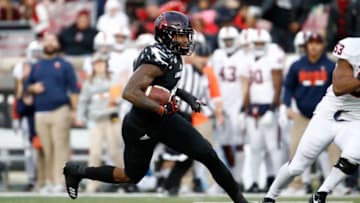 LOUISVILLE, KY - NOVEMBER 11: Jaylen Smith #9 of the Louisville Cardinals runs with the ball against the Virginia Cavaliers at Papa John's Cardinal Stadium on November 11, 2017 in Louisville, Kentucky. (Photo by Andy Lyons/Getty Images)