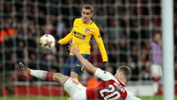LONDON, ENGLAND - APRIL 26: Antoine Griezmann of Atletico Madrid scores his sides first goal during the UEFA Europa League Semi Final leg one match between Arsenal FC and Atletico Madrid at Emirates Stadium on April 26, 2018 in London, United Kingdom. (Photo by Richard Heathcote/Getty Images)