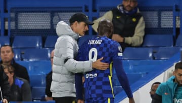 LONDON, ENGLAND - OCTOBER 20: Romelu Lukaku of Chelsea leaves the game injured watched by Thomas Tuchel manager of Chelsea during the UEFA Champions League group H match between Chelsea FC and Malmo FF at Stamford Bridge on October 20, 2021 in London, United Kingdom. (Photo by Marc Atkins/Getty Images)