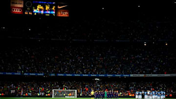 BARCELONA, SPAIN - OCTOBER 21: Players of FC Barcelona and Malaga CF observe a minute of silence before the La Liga match between Barcelona and Malaga at Camp Nou on October 21, 2017 in Barcelona, Spain. (Photo by fotopress/Getty Images)