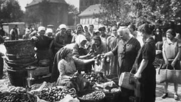 (Original Caption) Outdoor fruit market, Budapest, Hungary. Undated photograph. (Photo by �� Underwood & Underwood/CORBIS/Corbis via Getty Images)