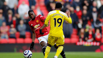 Aaron Wan-Bissaka of Manchester United is challenged by Ademola Lookman of Fulham (Photo by Phil Noble - Pool/Getty Images)