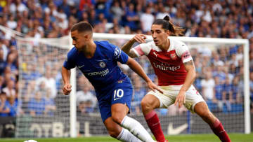 LONDON, ENGLAND - AUGUST 18: Hector Bellerin of Arsenal challenges Eden Hazard of Chelsea during the Premier League match between Chelsea FC and Arsenal FC at Stamford Bridge on August 18, 2018 in London, United Kingdom. (Photo by Shaun Botterill/Getty Images)