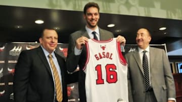 Jul 18, 2014; Chicago, IL, USA; Chicago Bulls head coach Tom Thibodeau (left) and general manager Gar Forman (right) pose for a photo with newly signed center Pau Gasol during a press conference at the United Center. Mandatory Credit: David Banks-USA TODAY Sports