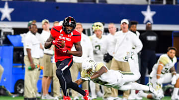 ARLINGTON, TX - NOVEMBER 25: Quan Shorts #1 of the Texas Tech Red Raiders catches the pass and will score during the first half of the game against the Baylor Bears on November 25, 2016 at AT&T Stadium in Arlington, Texas. (Photo by John Weast/Getty Images)