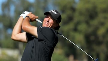 PACIFIC PALISADES, CA - FEBRUARY 18: Phil Mickelson plays his shot from the 15th tee during the final round of the Genesis Open at Riviera Country Club on February 18, 2018 in Pacific Palisades, California. (Photo by Warren Little/Getty Images)
