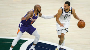 SALT LAKE CITY, UT - DECEMBER 12: Nigel Williams-Goss #0 of the Utah Jazz controls the ball against Jevon Carter #4 of the Phoenix Suns (Photo by Alex Goodlett/Getty Images)