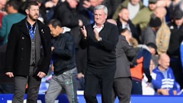 BIRMINGHAM, ENGLAND - OCTOBER 29: Steve Bruce, Manager of Aston Villa applauds the crowd after the Sky Bet Championship match between Birmingham City and Aston Villa at St Andrews on October 29, 2017 in Birmingham, England. (Photo by Gareth Copley/Getty Images)